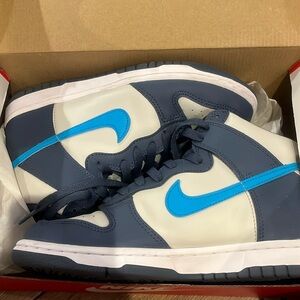 NIKE DUNK HIGH  (GS) 
6.5 Y
UK 6
BR 37.5
EUR 39